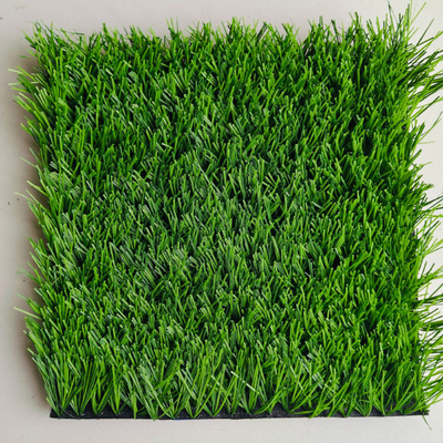 防火 多用途 人工緑色 偽草 12000 Dtex 8820 密度 屋外スポーツ場に使用