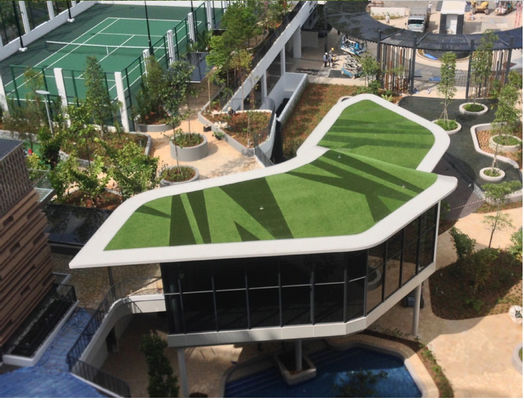 低メンテナンス 高浸透性 カスタマイズ可能な仕様 遊び場や幼稚園用の造園用人工芝