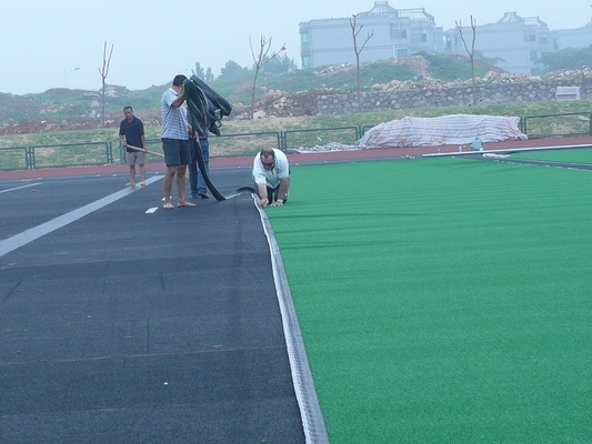 17mm PE素材 ゴルフ 屋外スポーツ用または高密度の排水孔を持つ家床のための人工草