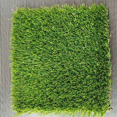 35mm スタイルの高さ 11200 Dtex 多用途 人工風景 緑色 屋外装飾や娯楽用草