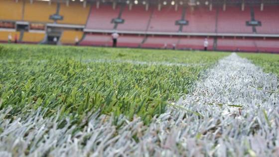 30mmパイル高、充填材不要のサッカー場用人工芝、優れた透水性、卸売業者および地域代理店向け