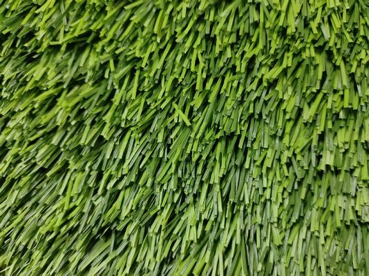 50mm スタイルの高さ 12000 Dtex 130 縫い目 / メートル スポーツフィールドのためのサッカー人工芝生