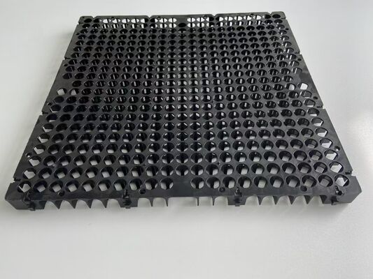 景観用人工芝の下に敷く厚さ30mmのプラスチック製排水板